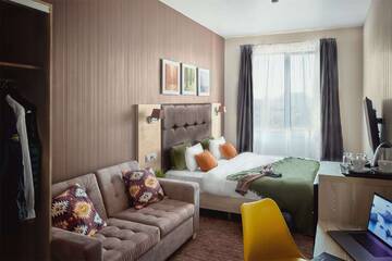 Фото номера Улучшенный номер с кроватью размера &amp;quot;king size&amp;quot; Отель Golden Tulip г. Краснодар 2