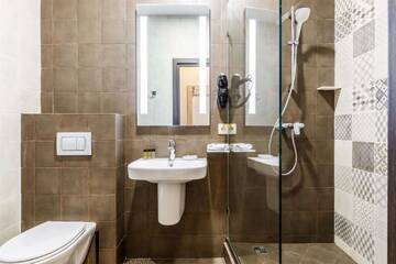 Фото номера Улучшенный номер с кроватью размера &amp;quot;king size&amp;quot; Отель Golden Tulip г. Краснодар 5