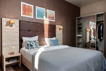 Фото номера Стандартный номер с кроватью размера king-size Отель Golden Tulip г. Краснодар 7