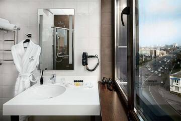 Фото номера Панорамный люкс Отель Golden Tulip г. Краснодар 8