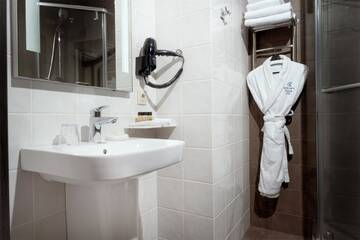Фото номера Стандартный номер с кроватью размера king-size Отель Golden Tulip г. Краснодар 5