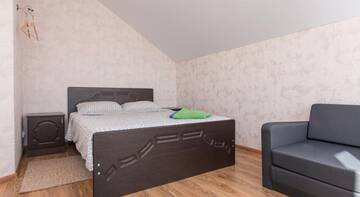 Фото номера Семейный номер с балконом и общей ванной комнатой Гостиница Family Hostel г. Краснодар 7