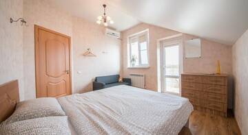 Фото номера Двухместный номер с общей ванной комнатой и балконом Гостиница Family Hostel г. Краснодар 11
