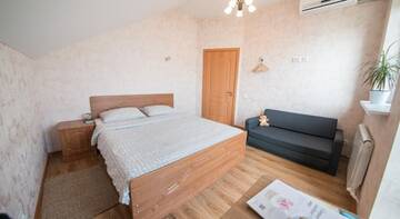 Фото номера Двухместный номер с общей ванной комнатой и балконом Гостиница Family Hostel г. Краснодар 10