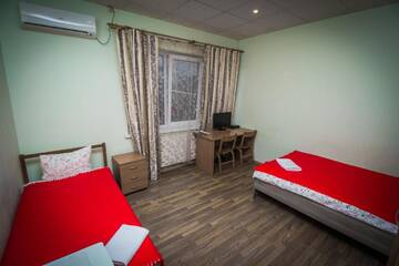 Фото номера Трехместный номер эконом-класса с общей ванной комнатой Гостиница Vista Hotel г. Краснодар 3