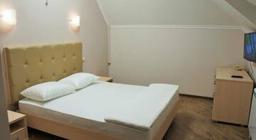 Фото номера Двухместный номер с 1 кроватью - В мансарде Гостиница B&amp;B HOTEL г. Краснодар 3