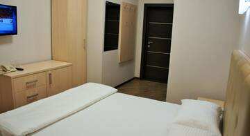 Фото номера Двухместный номер с 1 кроватью - В мансарде Гостиница B&amp;B HOTEL г. Краснодар 2