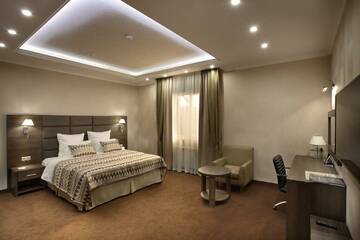 Фото номера Номер комфорт премиум Гостиница Amici Grand Hotel г. Краснодар 2