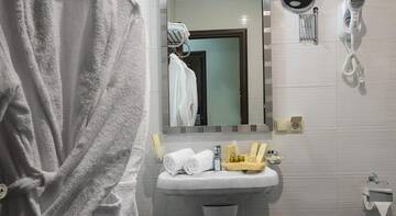 Фото номера Улучшенный номер с кроватью размера  Гостиница Бутик Отель Моцарт г. Краснодар 3