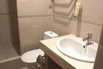 Фото номера Двухместный номер с 2 отдельными кроватями Гостиница Отель Бридж г. Краснодар 3
