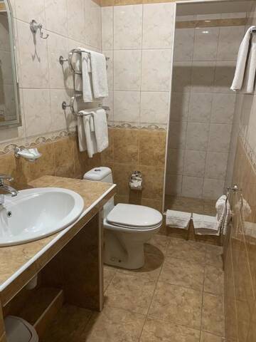 Фото номера Двухместный номер с 2 отдельными кроватями Гостиница Отель Бридж г. Краснодар 6
