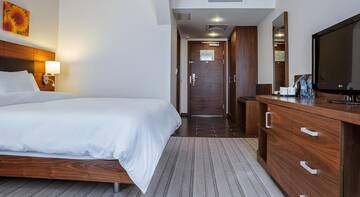 Фото номера Номер с кроватью размера &quot;queen-size&quot; Гостиница Hilton Garden Inn  г. Краснодар 3