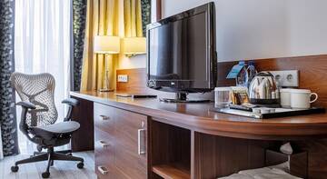 Фото номера Номер с кроватью размера &quot;queen-size&quot; Гостиница Hilton Garden Inn  г. Краснодар 6