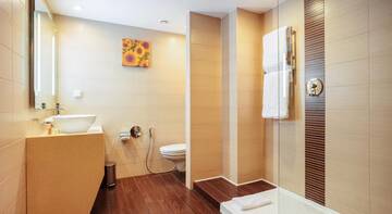 Фото номера Номер с кроватью размера &quot;king-size&quot; и видом на город Гостиница Hilton Garden Inn  г. Краснодар 2