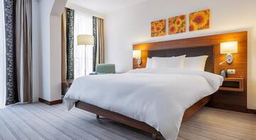 Фото номера Номер с кроватью размера &quot;queen-size&quot; Гостиница Hilton Garden Inn  г. Краснодар 4