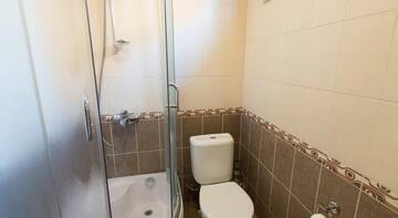 Фото номера Номер с 2 двуспальными кроватями &quot;queen-size&quot; (160х200см) Гостиница Гостевой Дом Ривьера г. Краснодар 6