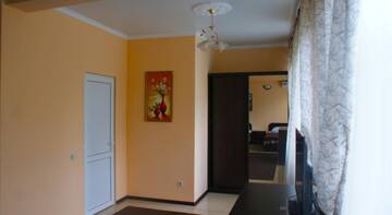 Фото номера Cемейный номер с отдельной ванной комнатой Гостиница Guest House Comfy г. Краснодар 4