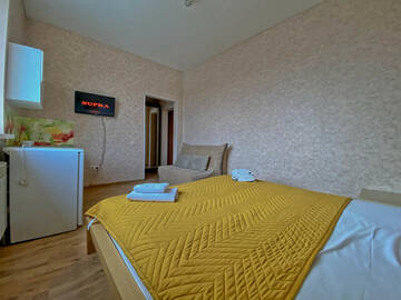 Фото номера #11 (Kingsize Bed + 2х спальный диван) Гостевой дом Апарт-отель Home г. Краснодар 3