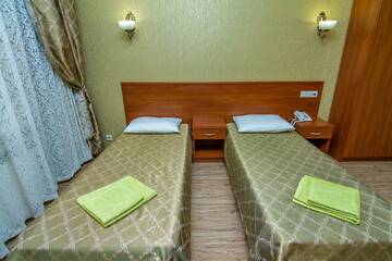Фото номера Номер комфорт с 2 односпальными кроватями Гостиница George Hotel г. Краснодар 7