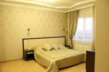 Фото номера Номер комфорт улучшенный с 1 двуспальной кроватью Гостиница George Hotel г. Краснодар 12