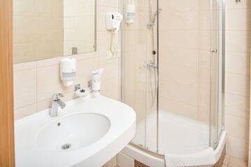 Фото номера СТАНДАРТНЫЕ АПАРТАМЕНТЫ С БАЛКОНОМ (42 М2) Апарт-отель Muller Bach г. Краснодар 4