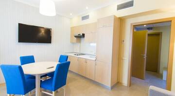 Фото номера АПАРТАМЕНТЫ С КУХНЕЙ И БАЛКОНОМ (40 М2) Апарт-отель Muller Bach г. Краснодар 9