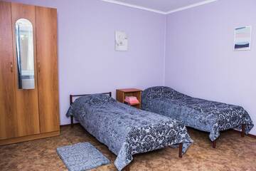 Фото номера Двухместный номер с 2 отдельными кроватями и общей ванной комнатой Гостиница Альтаир г. Краснодар 3